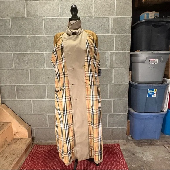 Burberry trench coat. - Picture 10 of 14